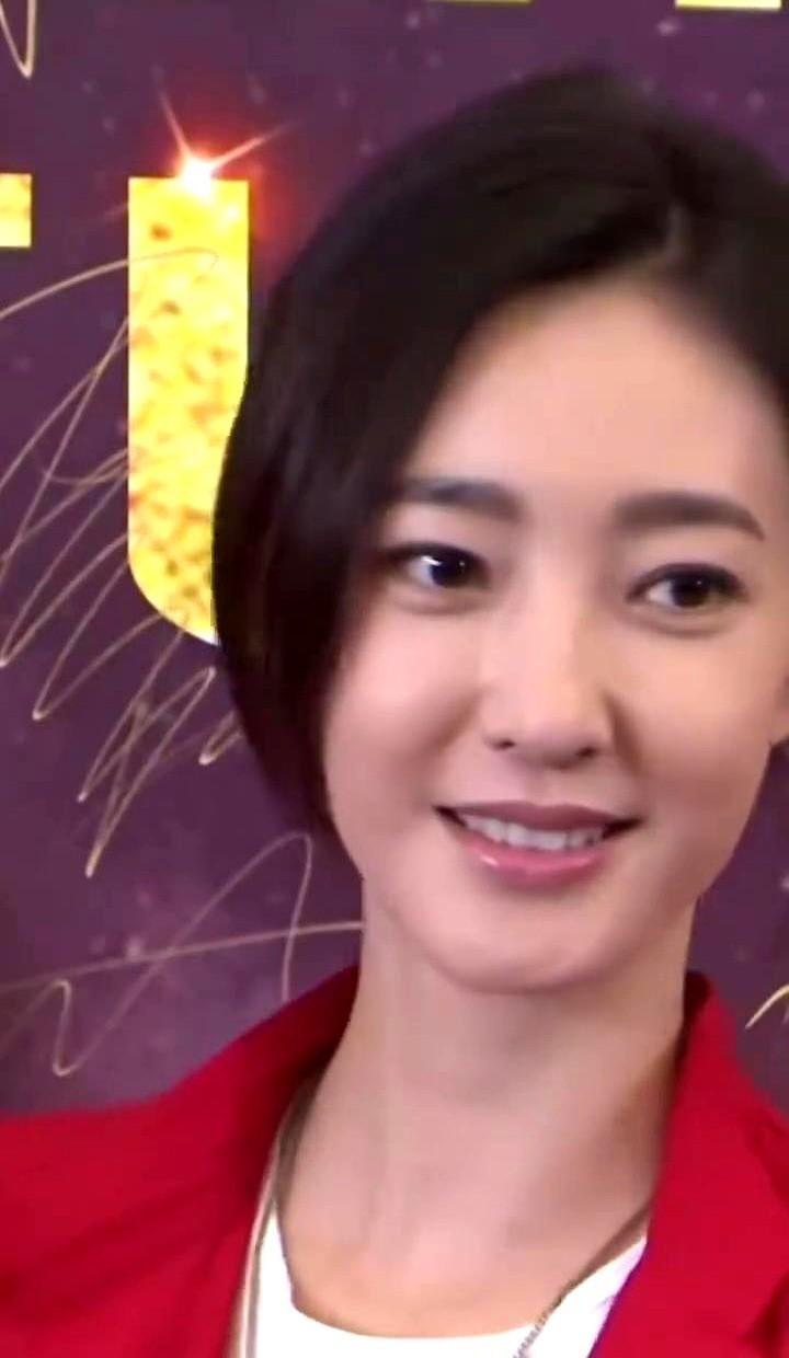 别再说她“可惜”了。
她跳出了“星跳水立方”的素颜神话，转身就用聂慎儿、慕灼华这