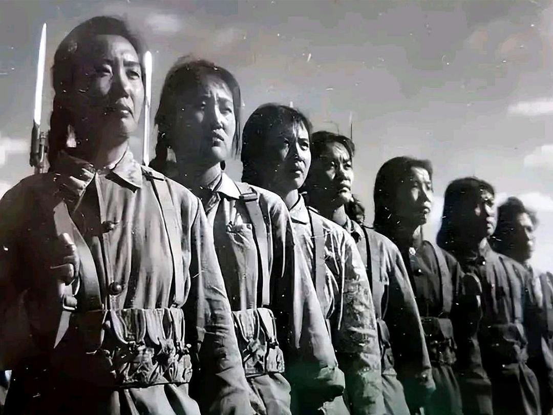 1964年，福建闽侯县，28岁劳改人员郑仁义趁看守不备，躲在茅厕伺机行动。待看守