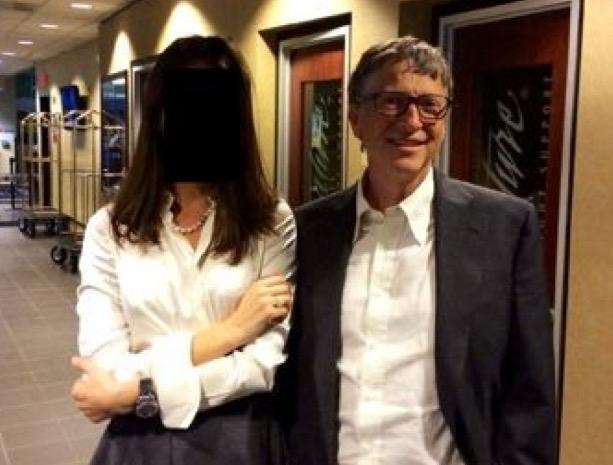 据《华尔街日报》2月24日报道，比尔·盖茨在盖茨基金会内部会议上，就与爱泼斯坦的