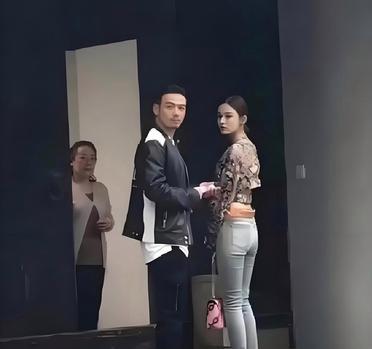 “古力娜扎的对象是小包总”是一个误解。古力娜扎与在《欢乐颂》中饰演“小包总”的演