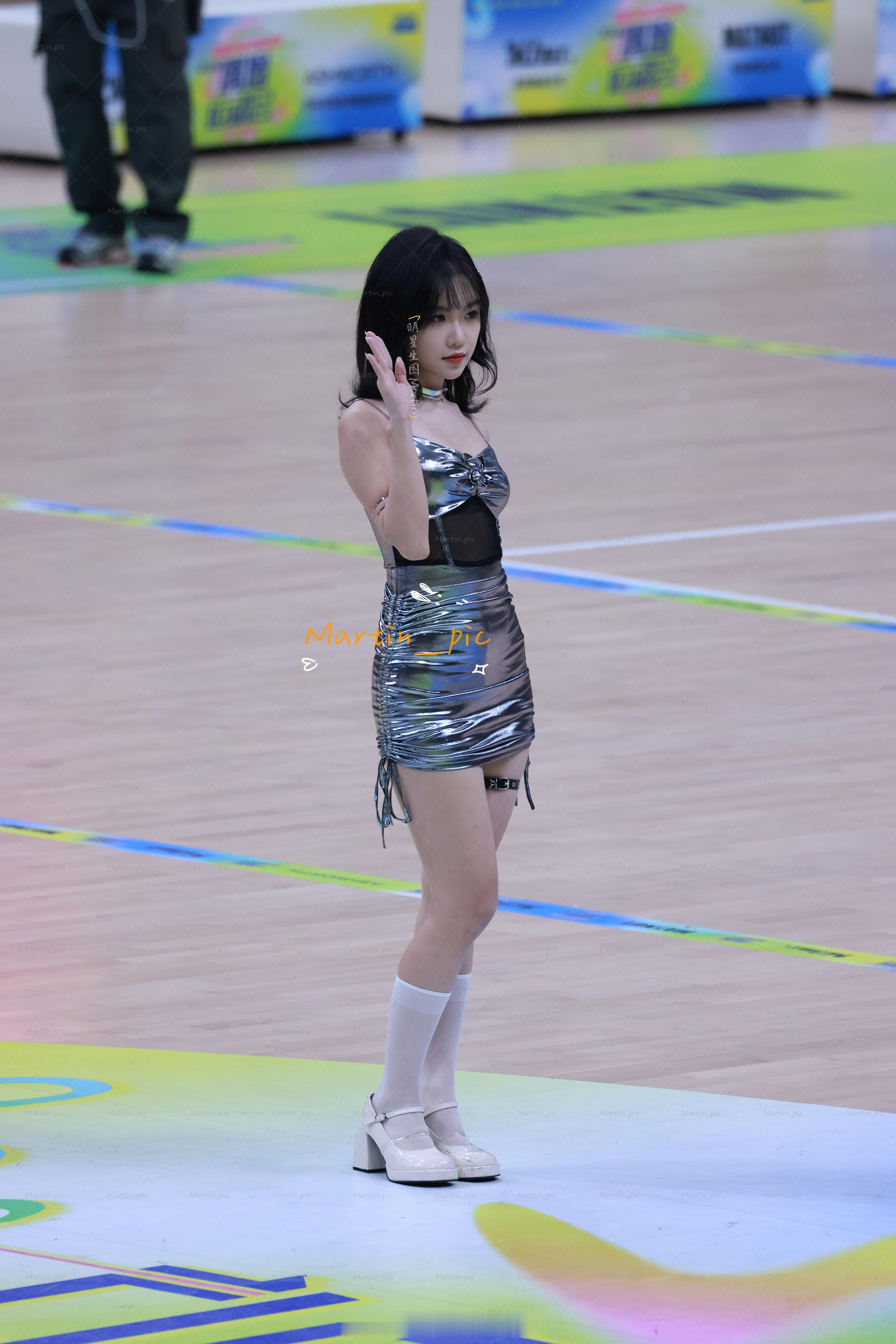 杨若惜偶像运动会生图银色吊带短裙，机器人女友即视感#杨若惜退团# ​​​