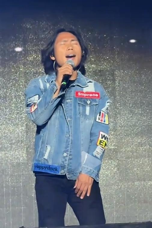 歌手候浪救场成功并且走红，一方面是运气，一方面说明实力。
在互联网自媒体时代一个