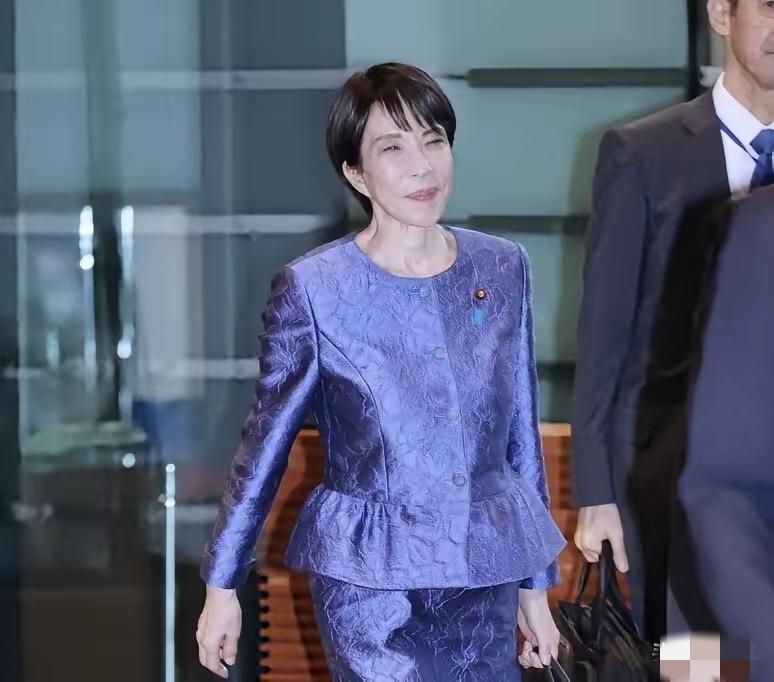 没人理，日本喊话中国
当地时间12月25日，日本首相高市早苗在东京发表演讲。
她