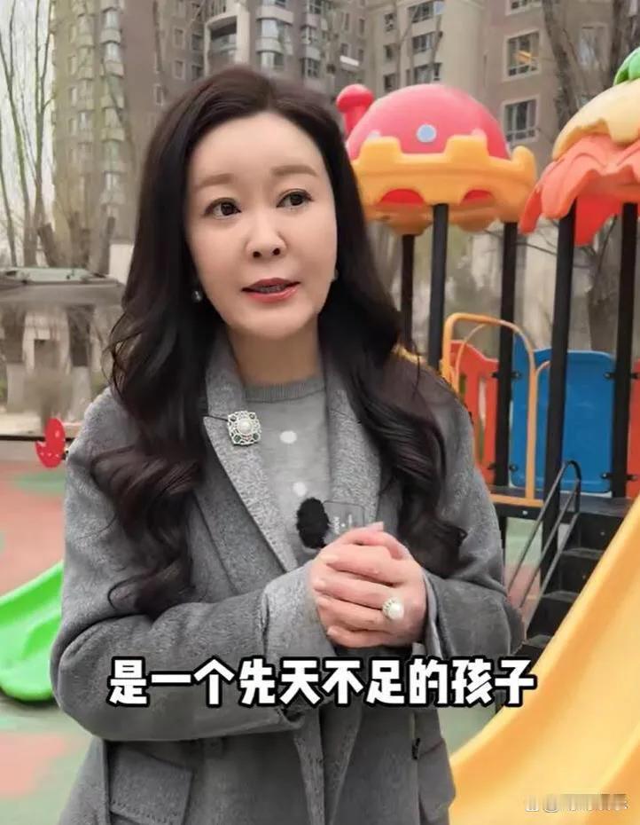 前央视主持人王小骞，公开女儿有矮小症，生长激素已打了一年，女儿成年后身高或许超不