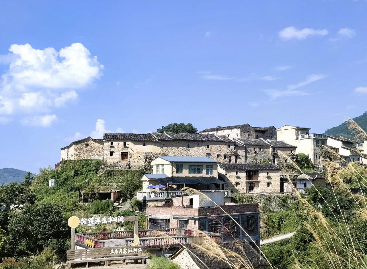 ‌月寨古村落位于福建省泉州市安溪县西坪镇南岩村‌，是一座始建于16世纪初，至今有