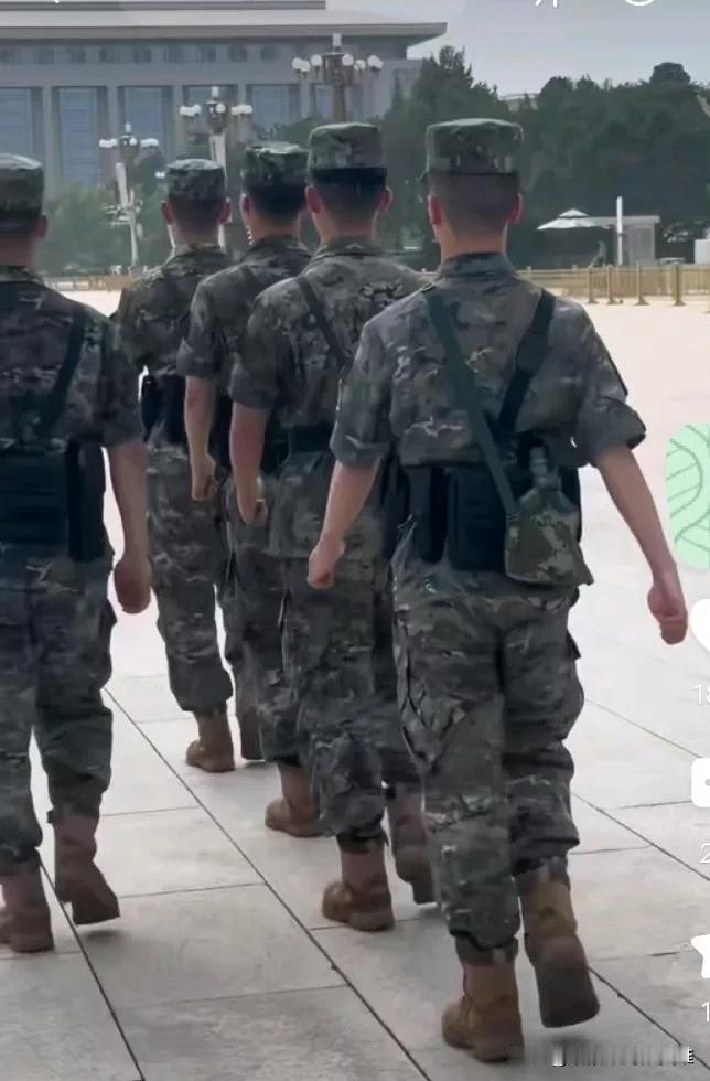 威武雄壮的钢铁长城。有了你们的守卫，祖国放心、人民放心。军人模样。