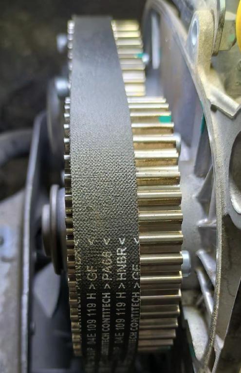 如果你的汽车是低于10万的燃油车，保养的时候一定要让师傅检查一下正时皮带。现在很