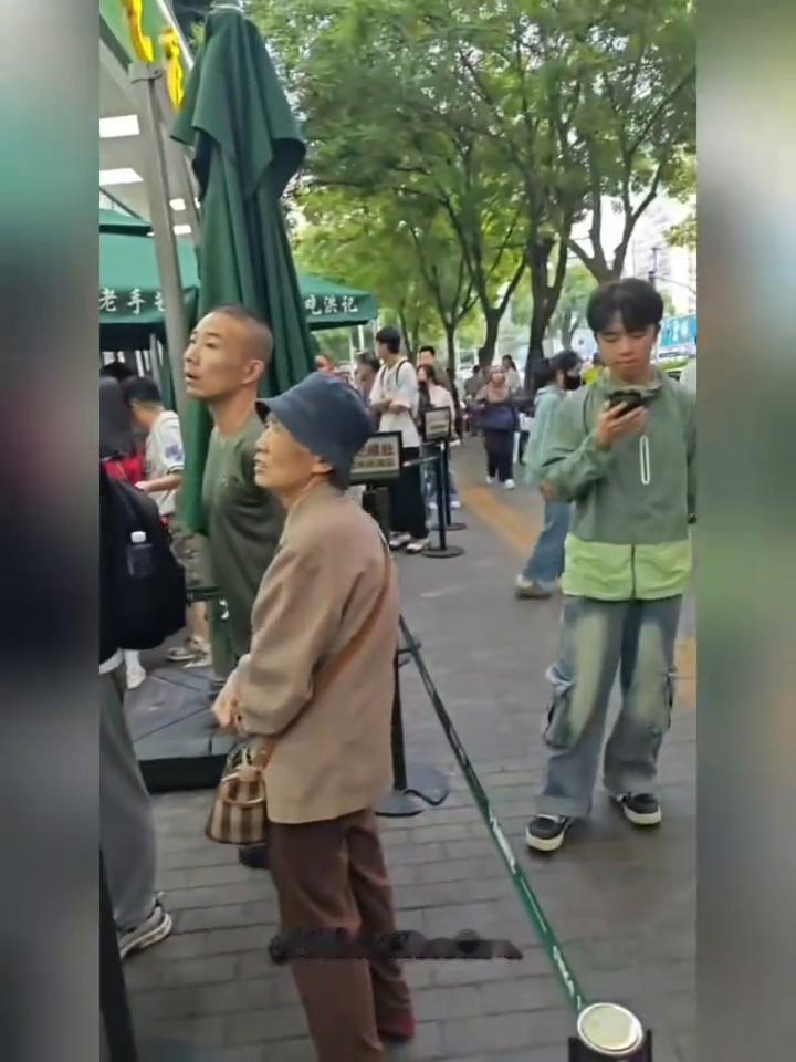 排队近一小时就为吃洪记包子专程赶来排队，足足等了快一小时就为尝一口地道洪记包子。