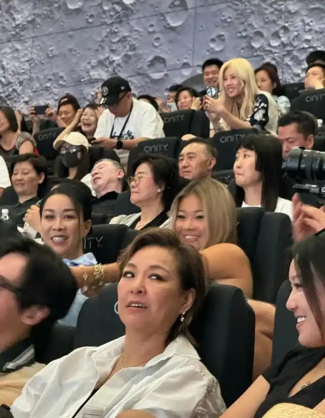 那英的女儿长得也太像她了吧，都是那种很有个性的美女，这气场不愧是亲生的！ ​​​