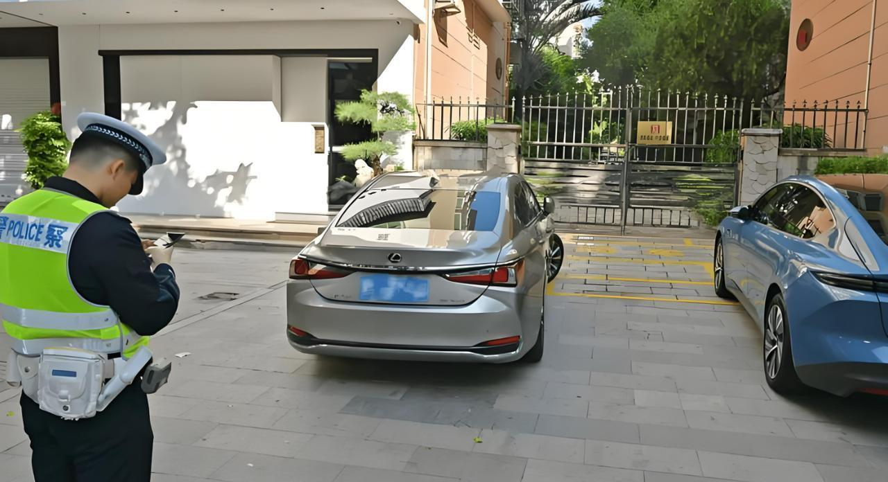 过年开车串门，这4个“招人嫌”的操作千万别犯！第3个老司机也中招

春节走亲访友