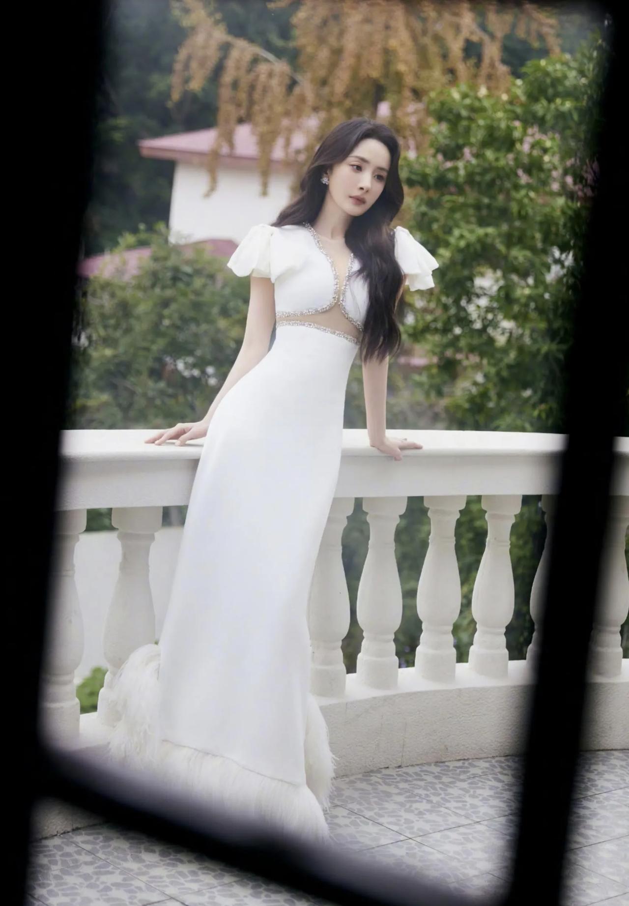 杨幂的S型曲线弧度也太大了点吧，这谁看了不迷糊呀。白色鱼尾裙既优雅又性感，简直就