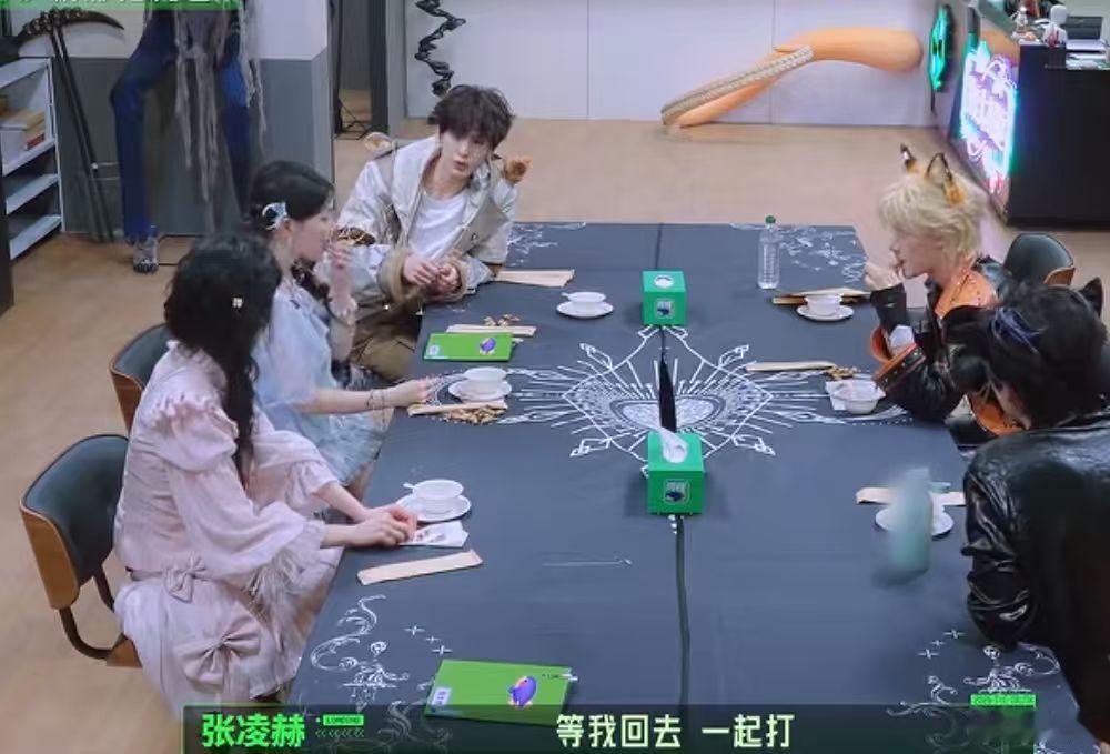 张凌赫约章若楠打游戏丁程鑫张凌赫认证胆子大 丁程鑫张凌赫认证胆子大，张凌赫约章若