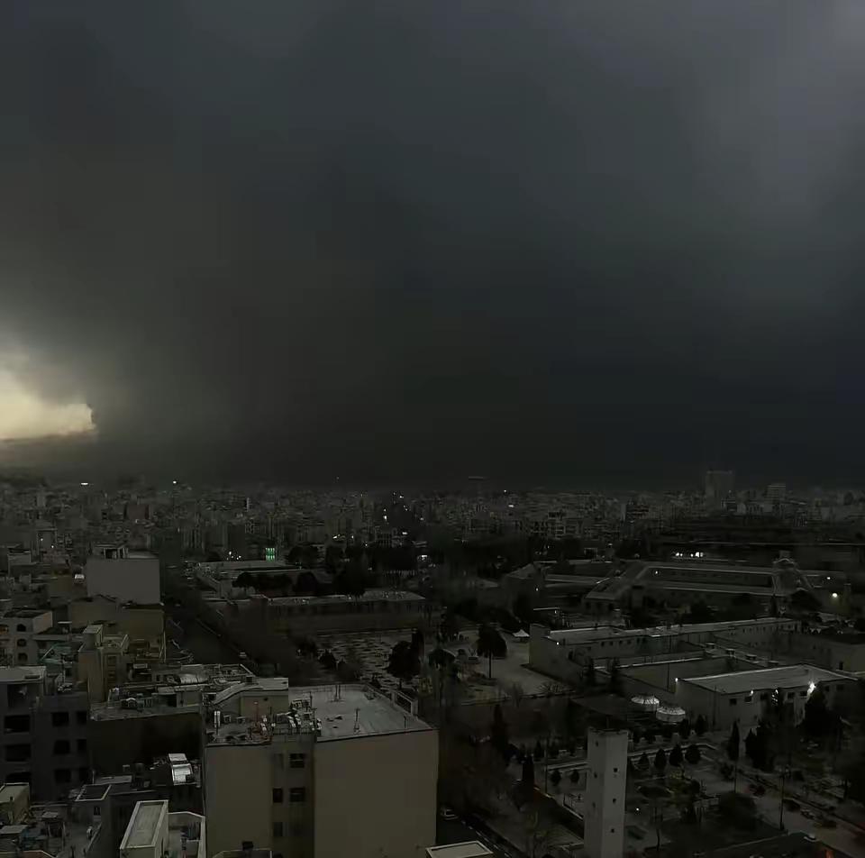 美军昨晚轰炸了伊朗的多座油库，今天早上的德黑兰乌云盖顶。绝大部分的冲突或者战争（