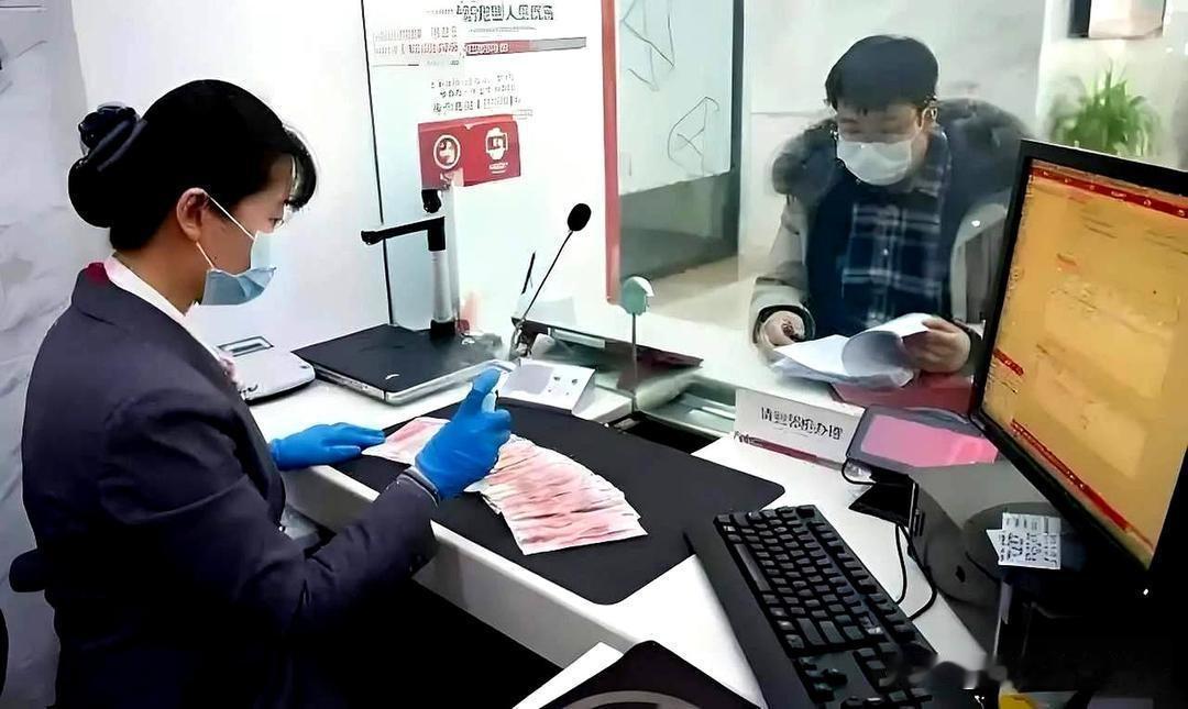 我嫂子在银行上班六年多了，昨天她私下跟我透露了一个存钱窍门：她说现在存定期，选一