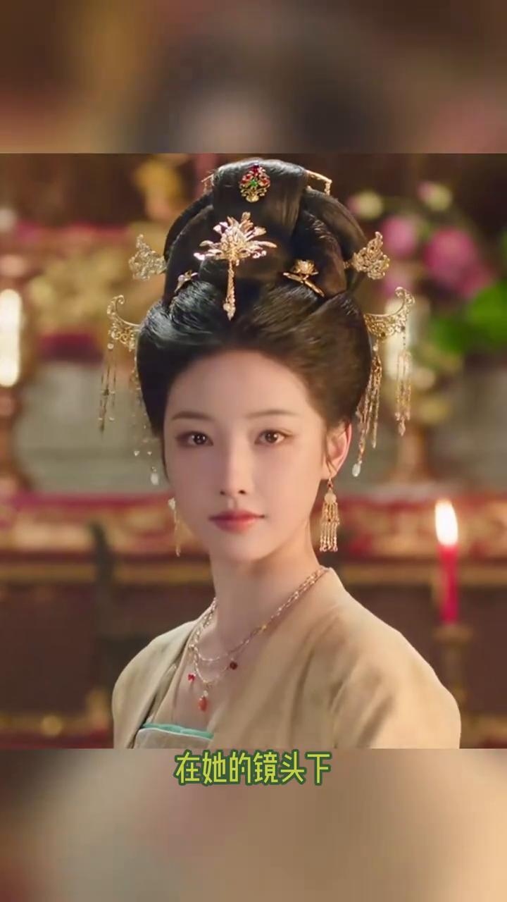 完全理解为什么说知竹是捏脸大师了。在她的镜头下女演员总是格外的美，脸型看起来圆润