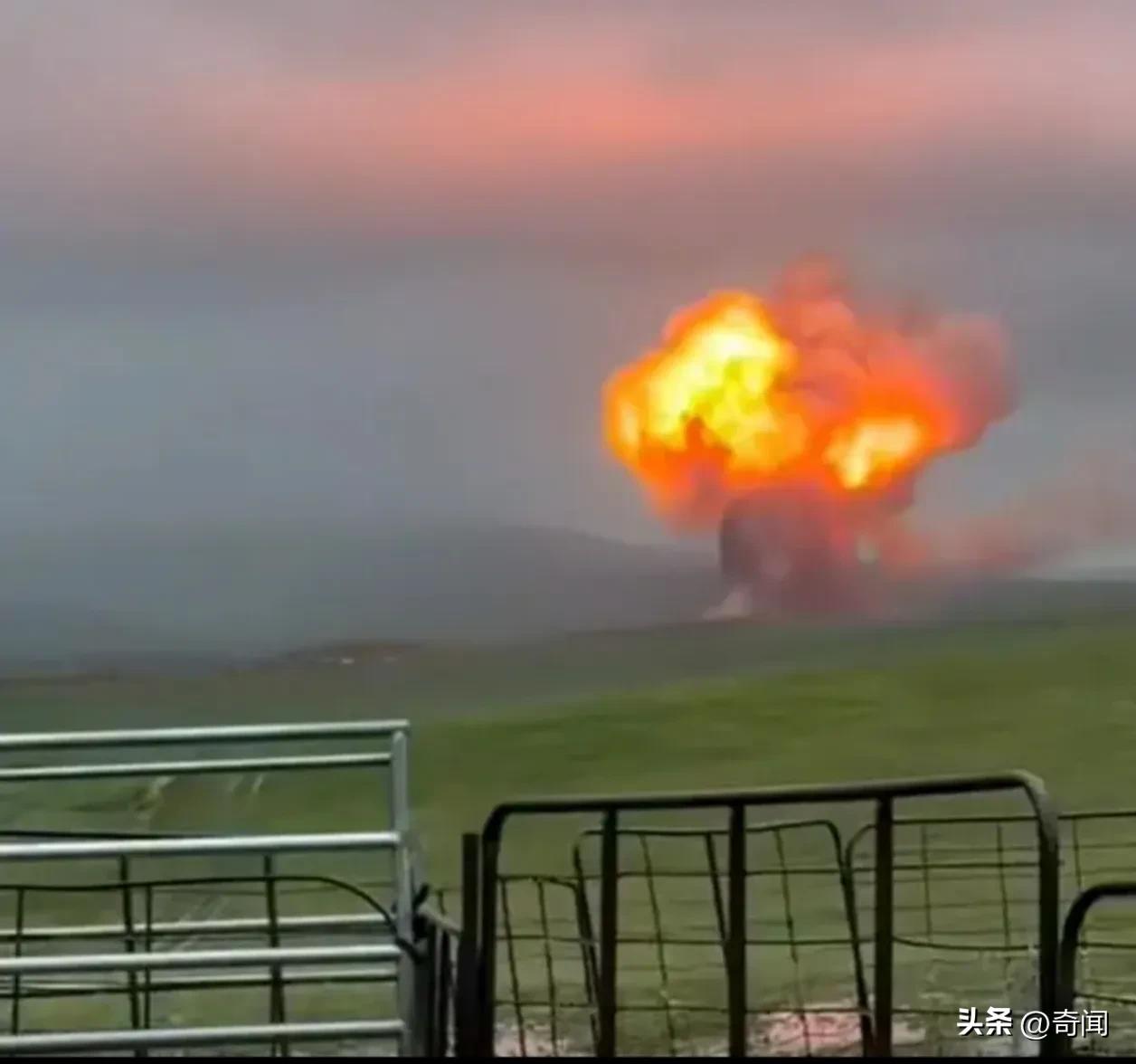 满车的硝酸铵发生爆炸，车主行车记录仪记录到肉眼可见的冲击波，所以说看到车祸起火别