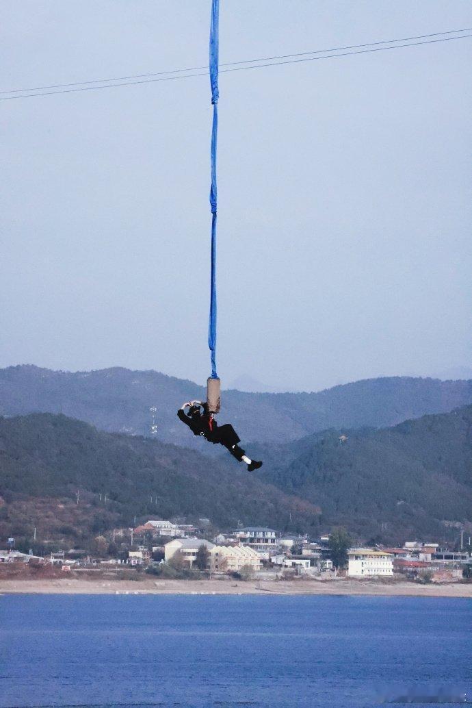 #丁禹兮真去了蹦极# 哇哦!快来看在空中蹦极时还不忘比心这简直是蹦极界的甜蜜担当