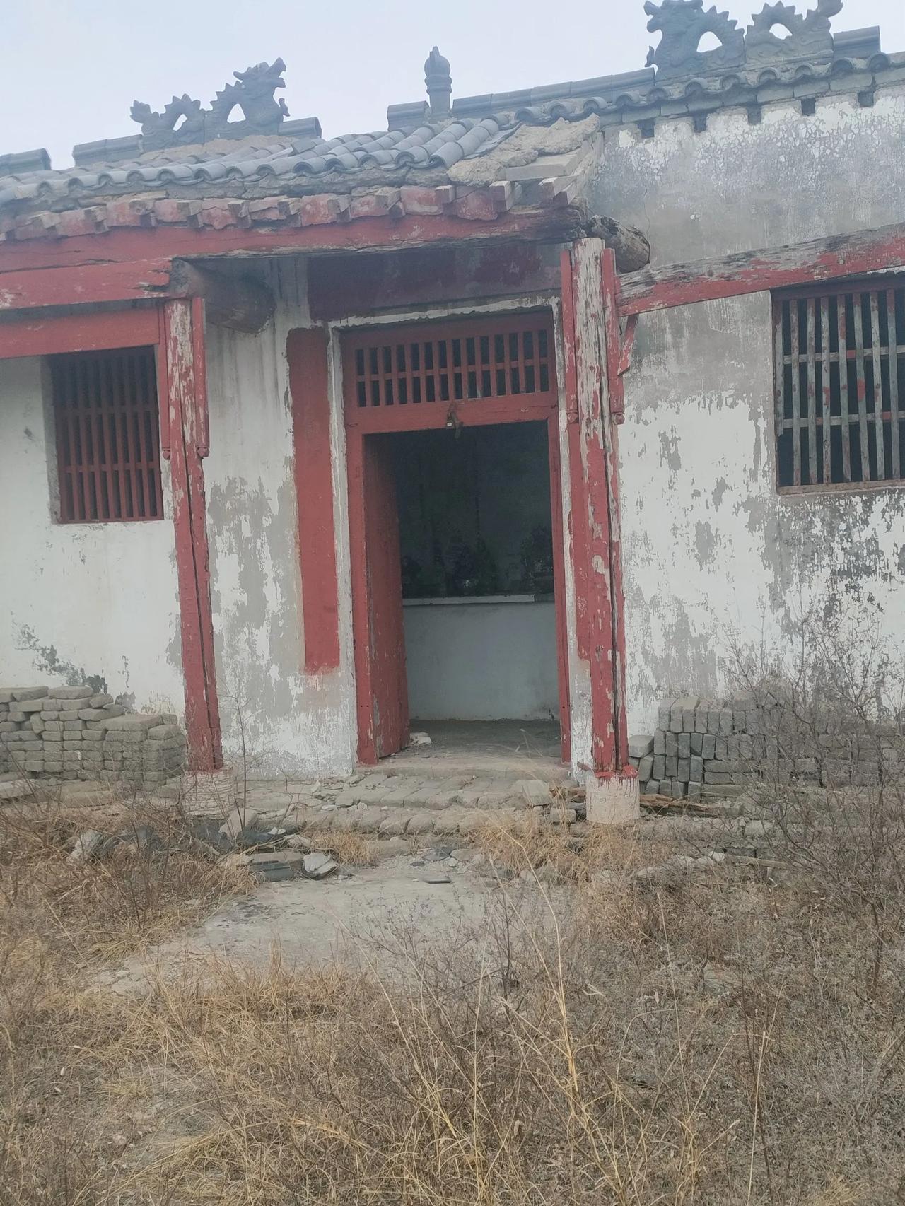 赵大哥年轻不信什么风水朝向，结果赵大哥媳妇三十多岁就去世了，留下三个女儿，大女儿