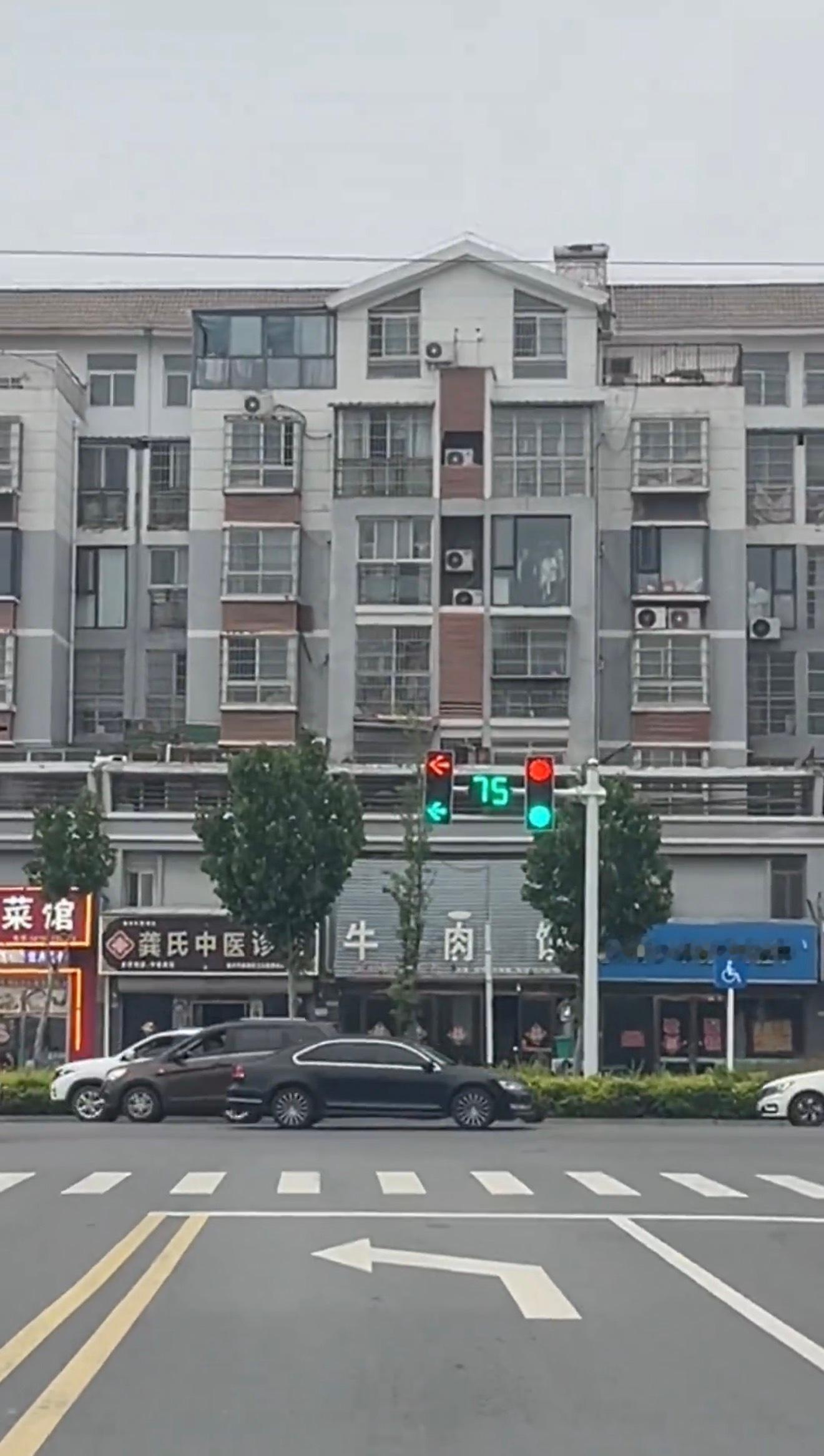 这种双层红绿灯怎么看，上面机动车下面非机动车？ ​​​