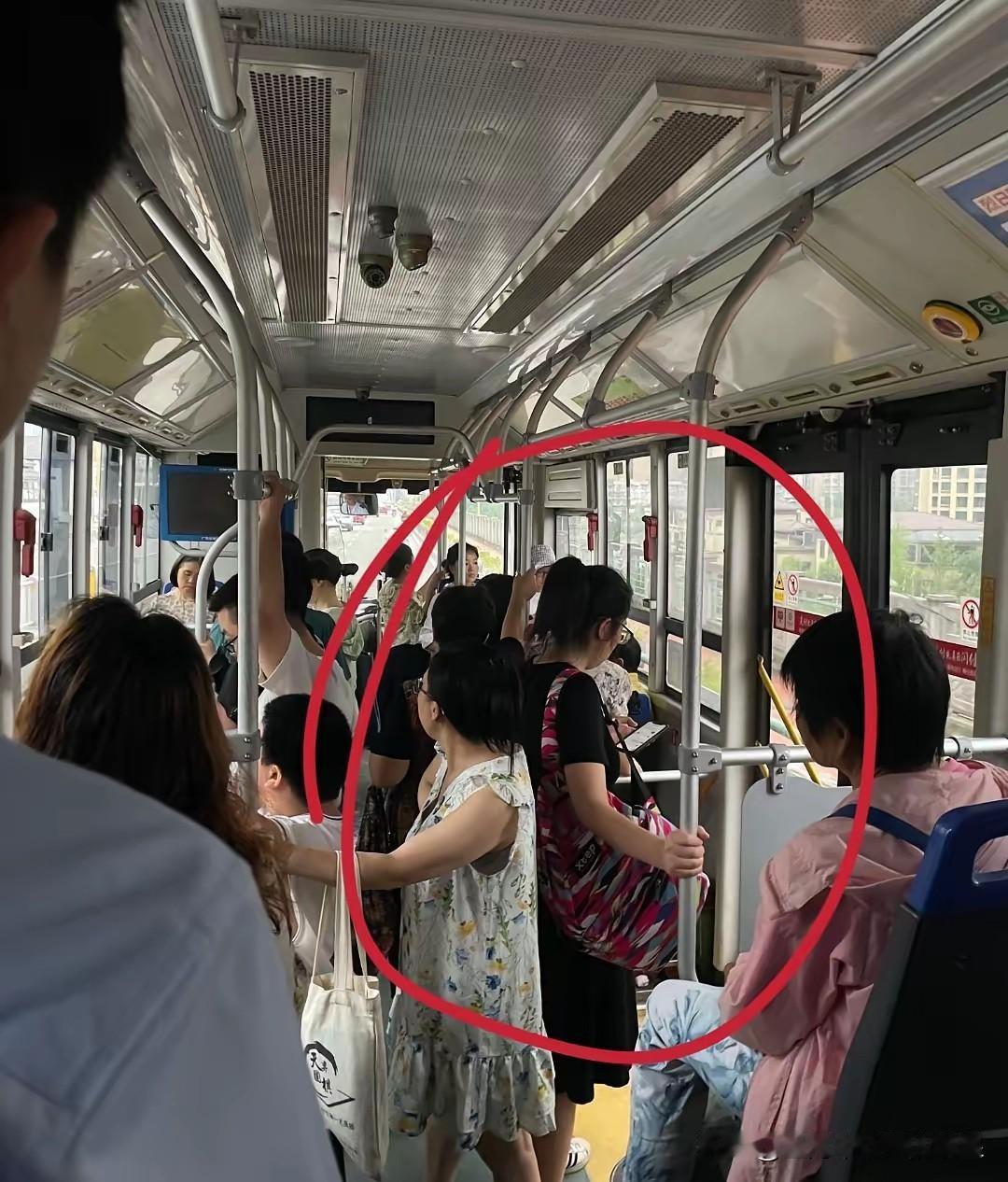 今天坐公交碰到个年轻外国姑娘，看着是印度来的，上车随手晃了个失效付款码。司机提醒