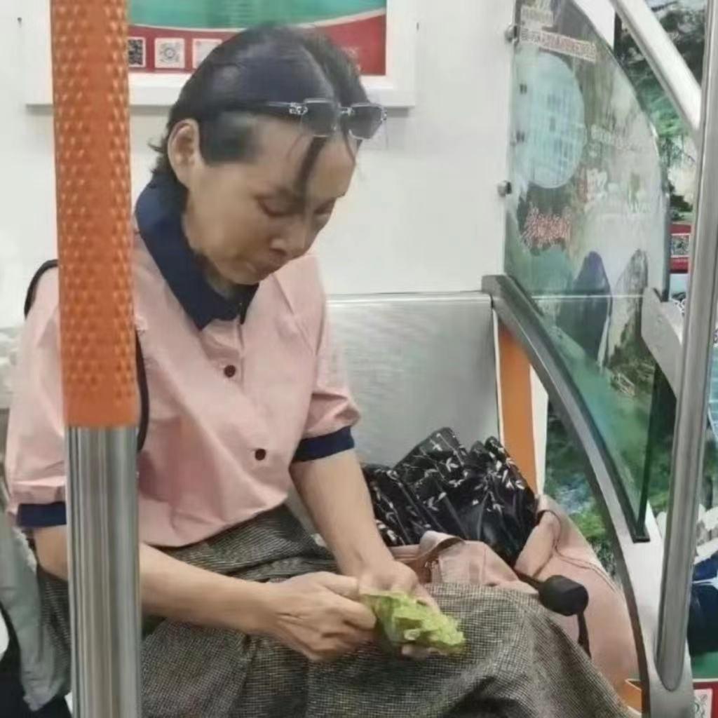 看样貌并不觉得和地上的莲子皮划上等号，但是事实就是这样。