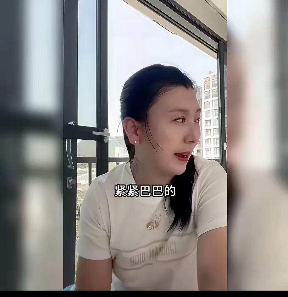 闫学晶不把自己作死不甘心，嫌女儿房间小给女儿买个别墅单住去呗，跟网友哭啥穷啊，反