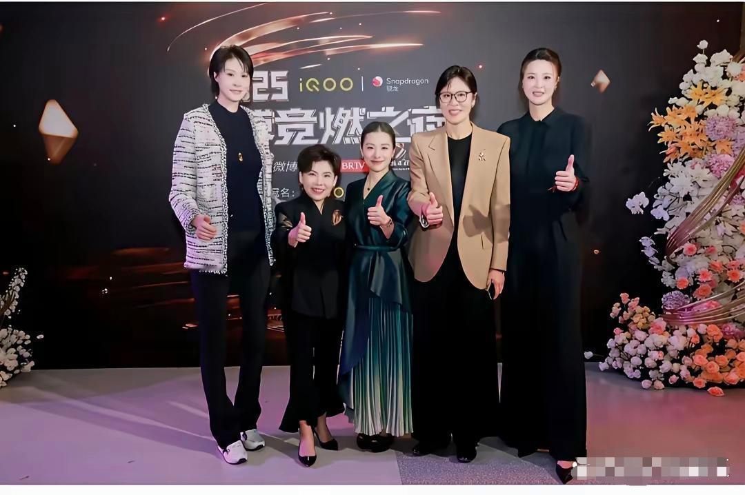 这张图完美的解释了一个问题，就是:身高从来都不是问题。
邓亚萍官方身高155cm