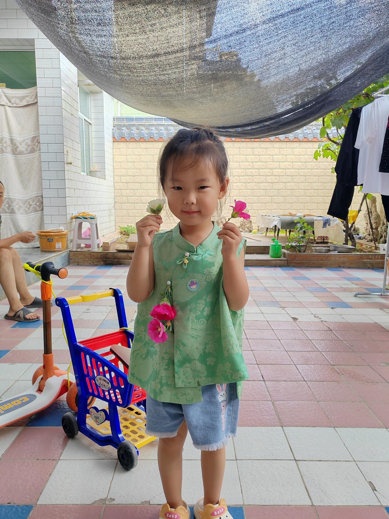 那个屋子里的人！
这是我孙女对我的称呼！前段时间老婆回老家，然后上来说起孙女时说