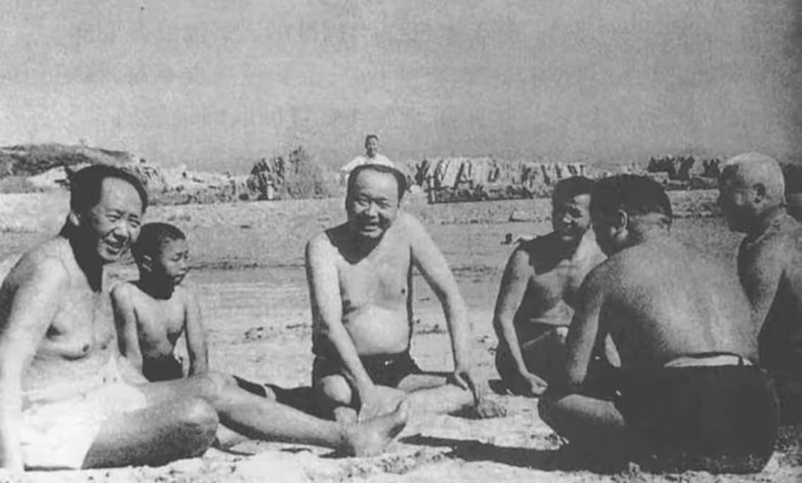 这张照片，我第一眼看到的时候，鼻子就酸了。这哪像咱们在电视上看到的那个挥手之间定