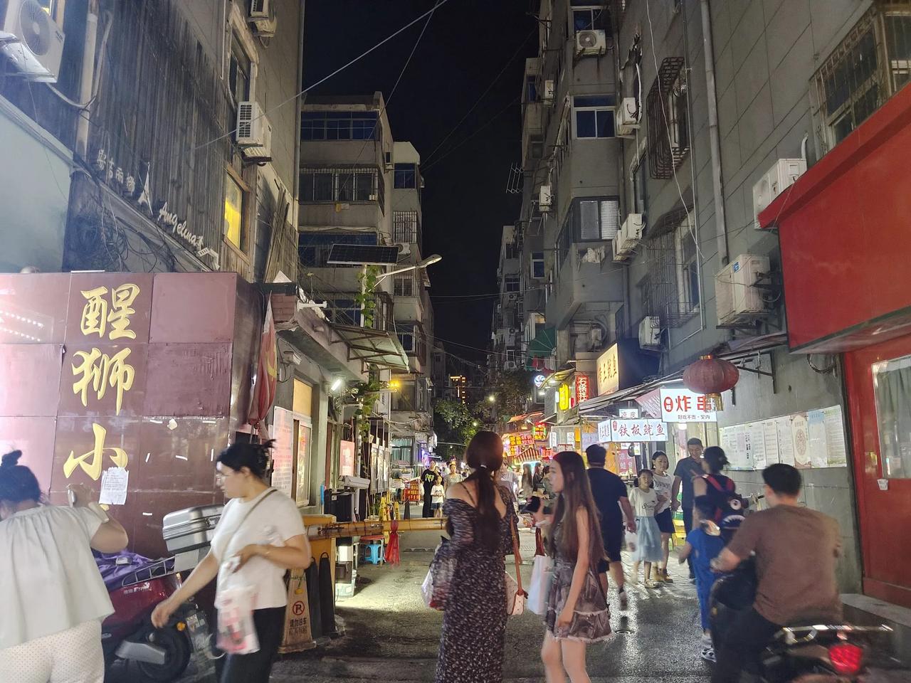 能把小区里的道路变成夜市，我真是第一次见。
楼下热闹非凡，人来人往，很是热闹。就