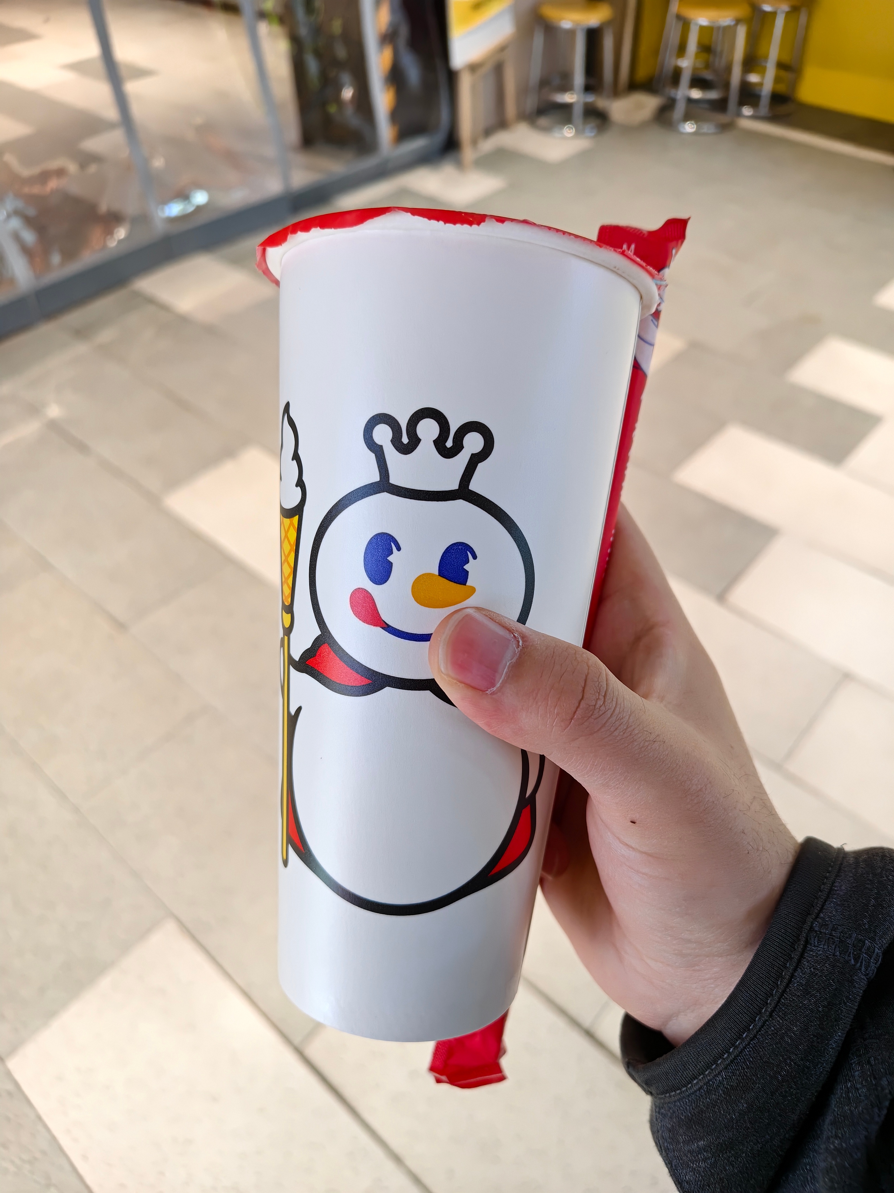 奈雪的茶没人喝了我喝得比较多的，应该就是蜜雪冰城和喜茶了。蜜雪冰城是实惠亲民，出