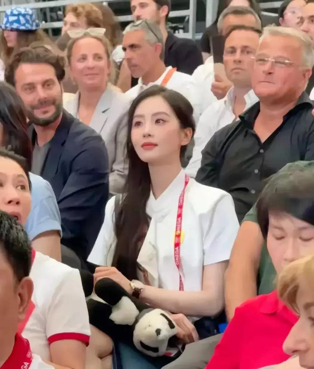 难道刘诗诗不知道私下很多人对她的评论吗？这到巴黎去蹭个热度还是这么装，整个人端着