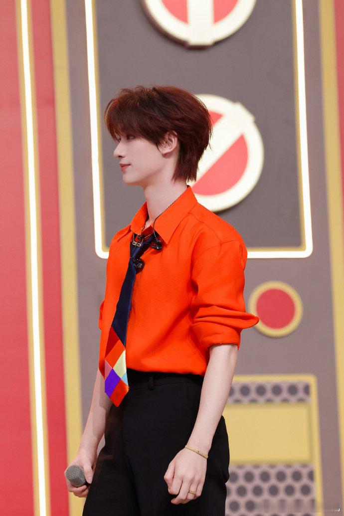 丁程鑫橘红衬衫黑领带丁程鑫新年look 丁程鑫新年look，丁程鑫橘红衬衫黑领带
