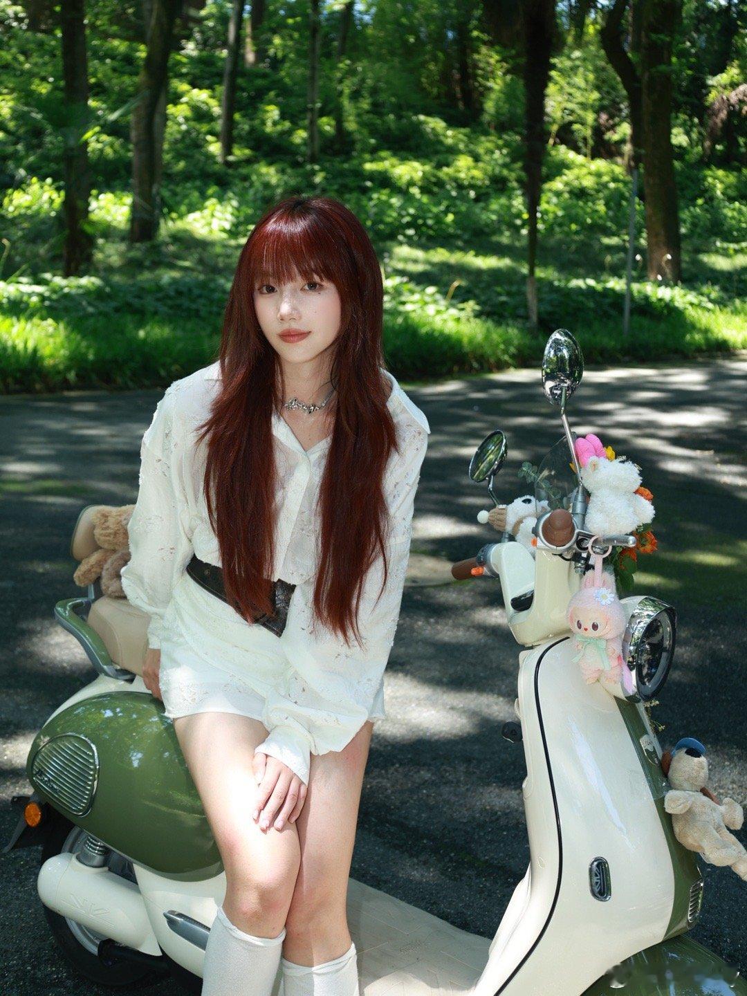 骑上我心爱的小摩托～～王鹤棣雅迪 ​​​