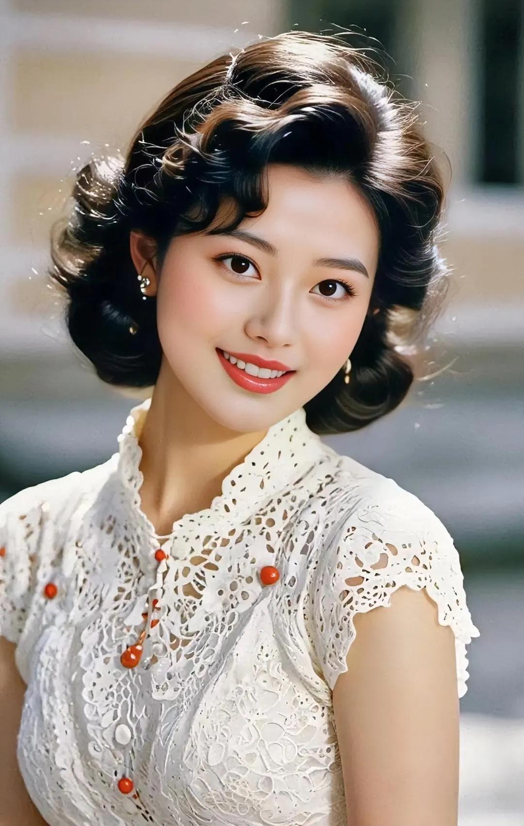 复古风少女，优雅白裙，精致妆容，甜美笑容，拍照姿势，怀旧情怀。复古美女风情 法式