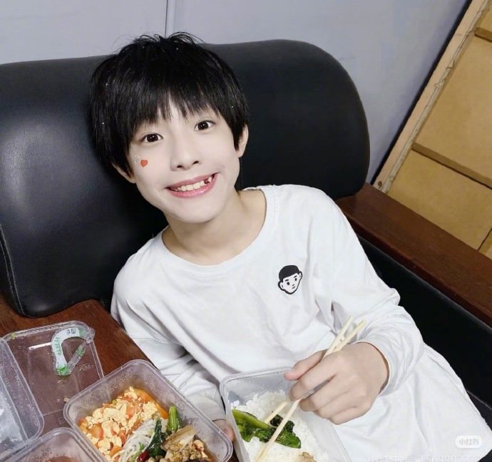 时代峰峻养成系缺牙巴时期翻广场真的会笑死，每家相册里都有一张自家小孩咧嘴笑露出豁