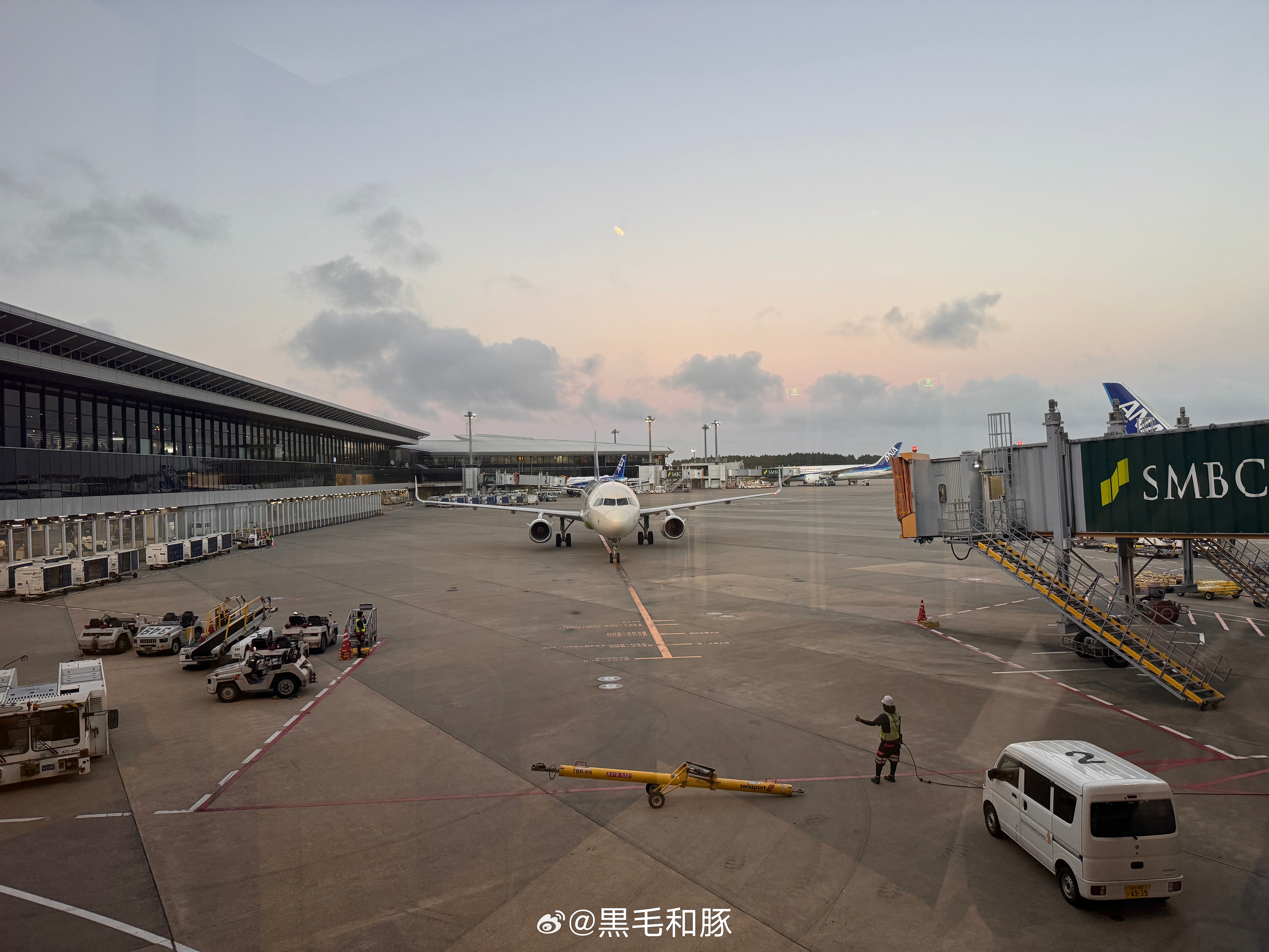 过安检，盘子被送到待检区，正疑惑是不是包里装什么东西忘记拿出来了 安检员进去掏了