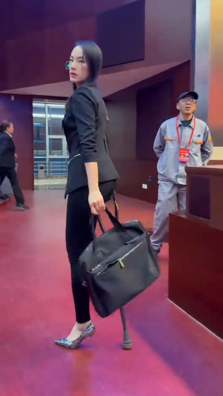 最后请容许我挥一挥衣袖，先行离开会场，留给大家冷静思考的空间。死心可见，真情不变
