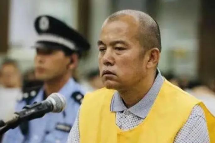 2005年的法庭上，一名被告突然起身质问法官：“我明明杀了4个女人，为什么你们只