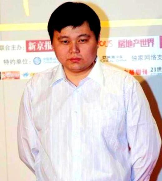 2009年，央视名嘴董倩专访作家石悦，他姗姗来迟两小时。董倩难掩不悦发问：