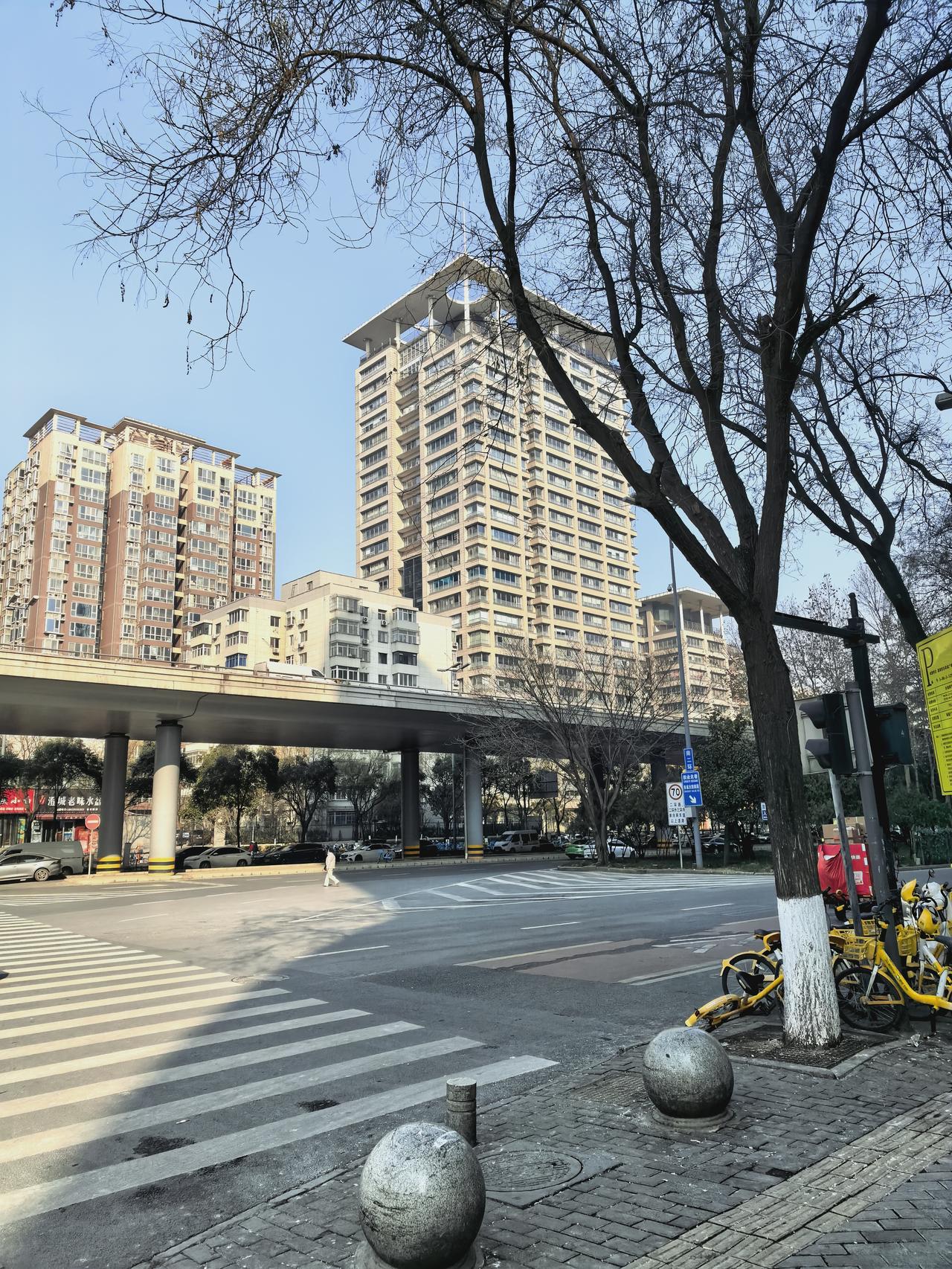 这两年，肉眼可见的
国产手机越来越贵
尤其是消费越下行
手机价格越上涨
这种逆增