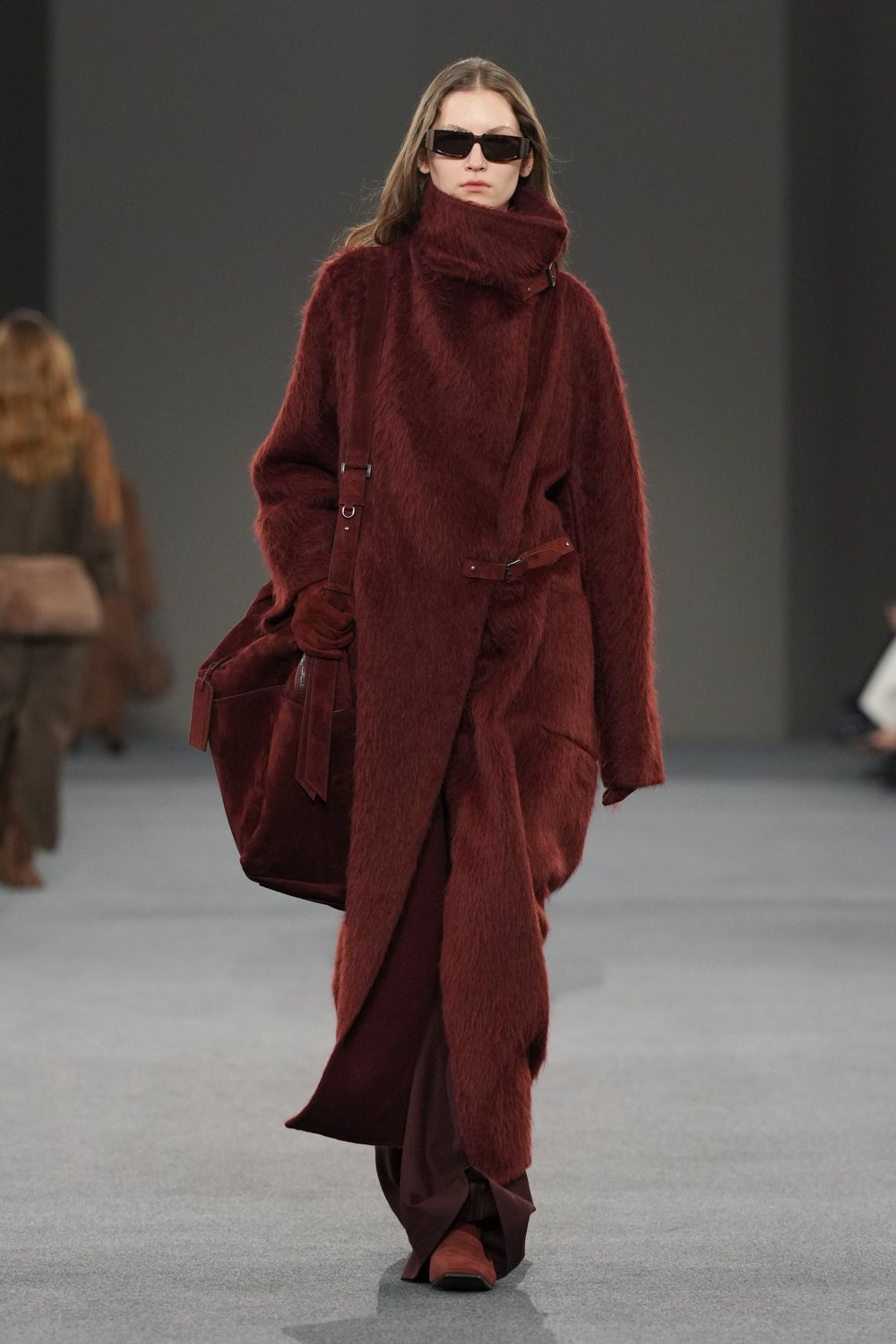 Max Mara F/W 2026 RTW一看就知道是上乘的大衣，而砖红色调更显