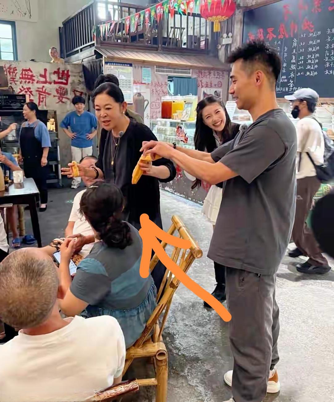 非常敬佩倪萍，66岁的人了，还是精气神十足，一刻也不闲着。
      2025