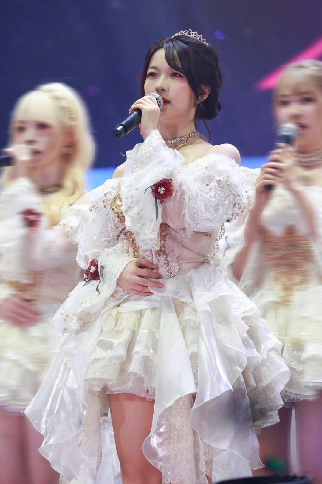 SNH48合唱王菲世界赠予我的：王菲与SNH48共唱《世界赠予我的》太绝！天后唱