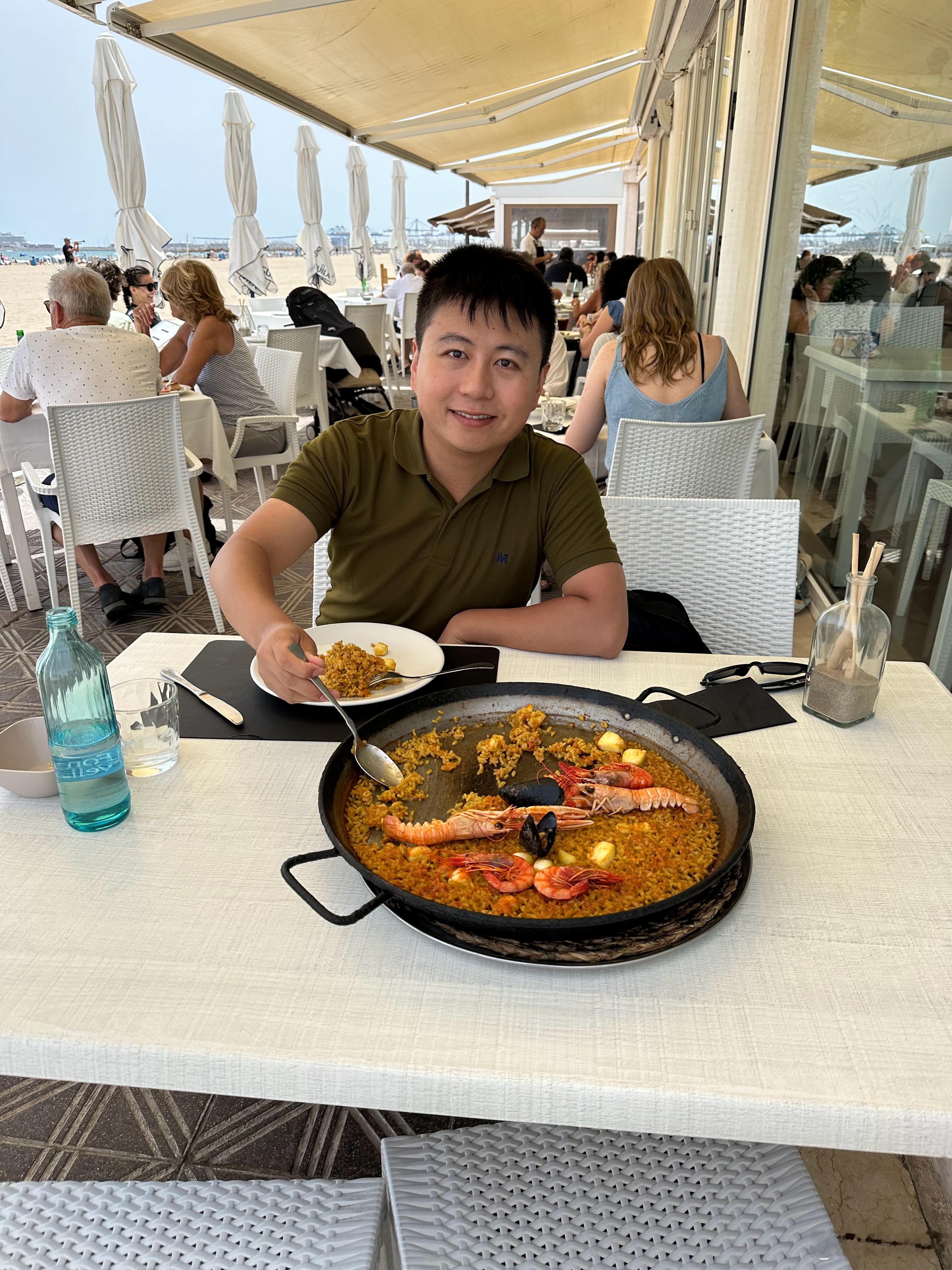 【瓦伦西亚的海边】在瓦伦西亚海边，吃了一顿地道的海鲜饭之后，我跟小朱周边走走。小