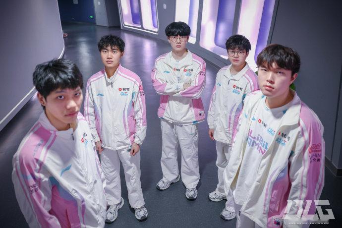 闹剧结束了！Bin主动找教练和管理层道歉，并且做出承诺会认真的对待比赛和训练。不