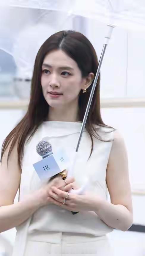 卧槽你和我说这是一个人啊？一边是舞台封神，一边是线下被挑刺，陈昊宇这两极的评价，