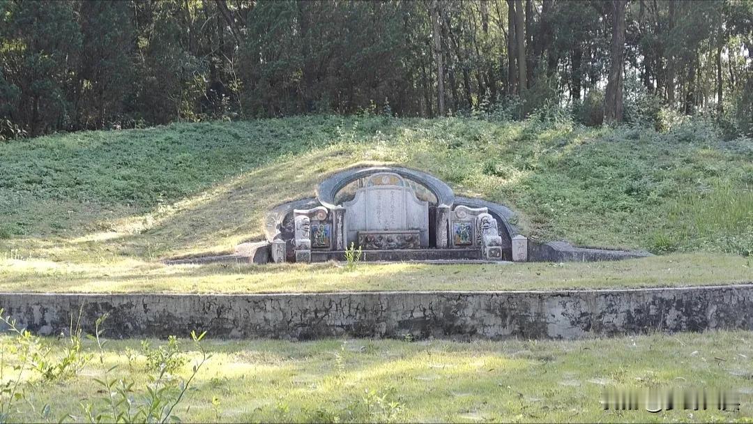 河源山区里发现一座坟墓，封土堆上都是马拉草与大树，十分壮观，据当地人说这块墓地叫