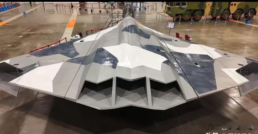 歼-36采用三台发动机（三发设计），相比常见的双发战机会，动力更强，飞得更快更远