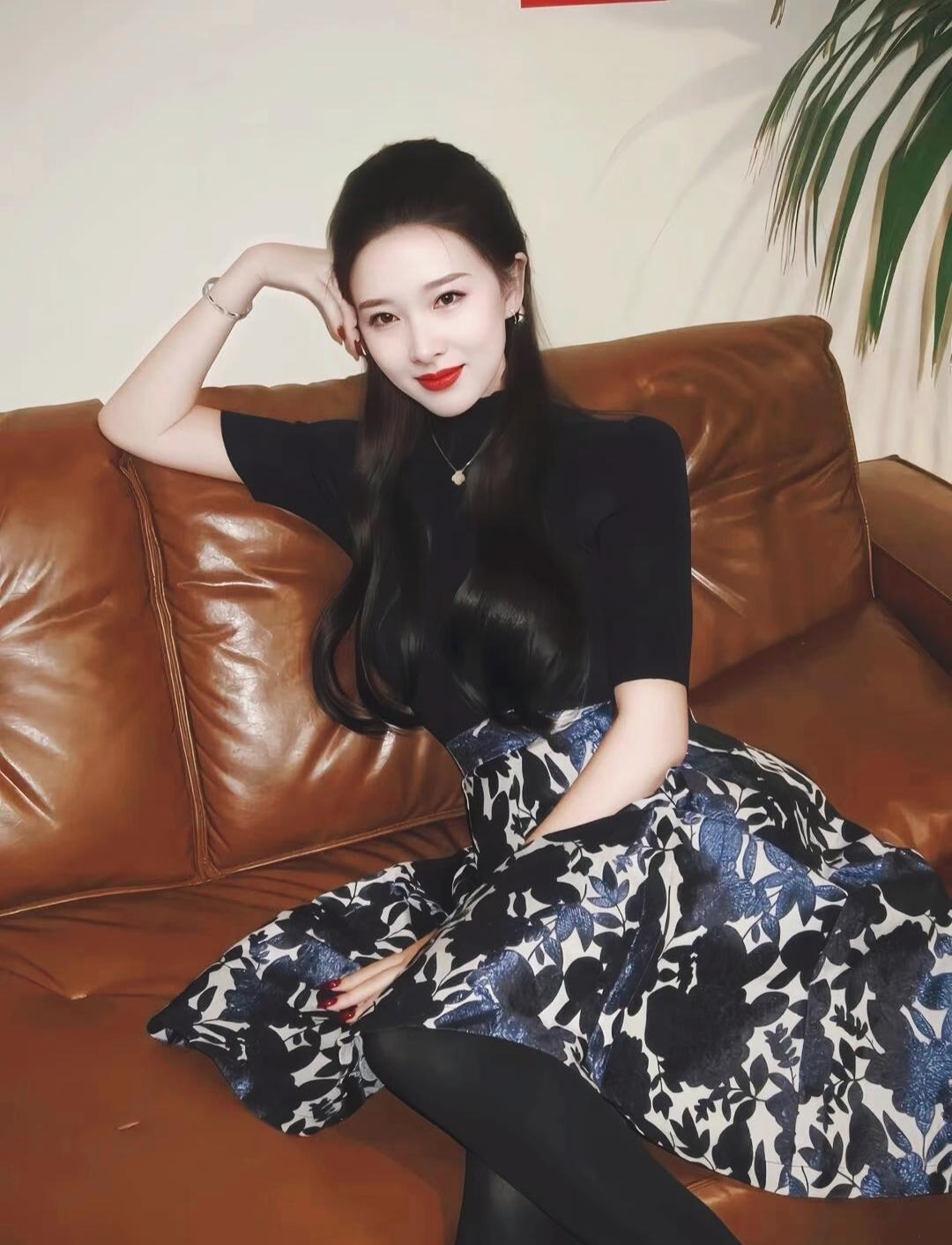 女王驾到，这气场跟地震似的，周围都得抖三抖呀！晒图笔记大赛 女人穿裙子配什么鞋显